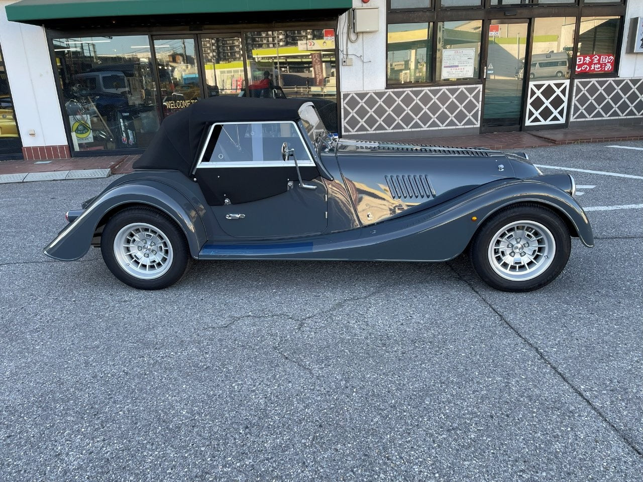 新古車 正規ディーラー車 MORGAN Plus Four AT (モーガン プラスフォー) クラシックグレー
