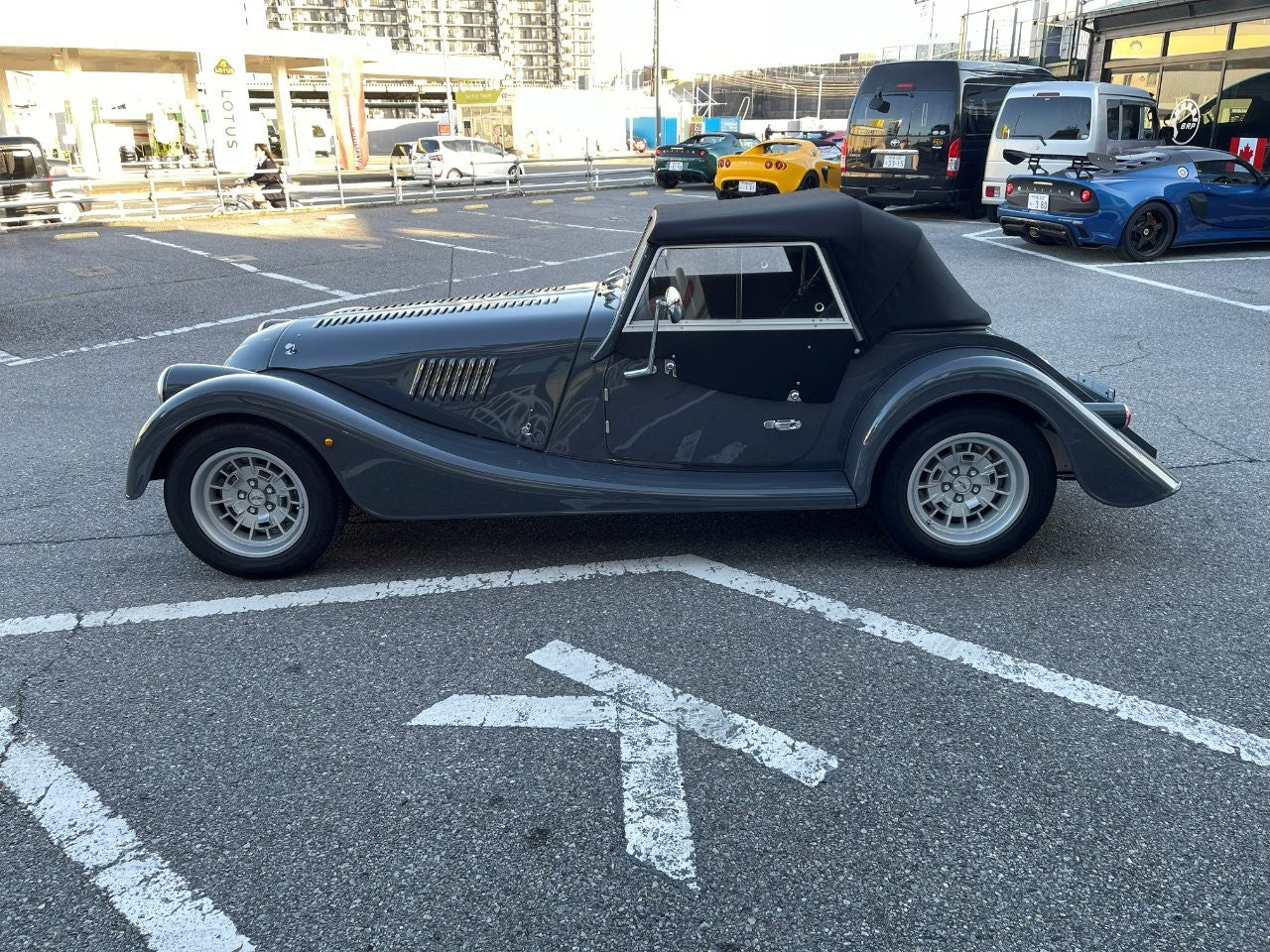 新古車 正規ディーラー車 MORGAN Plus Four AT (モーガン プラスフォー) クラシックグレー